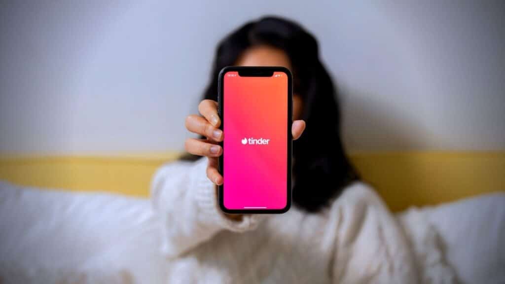 Videos cortos en los perfiles: la adaptación de Tinder para la Generación Z.